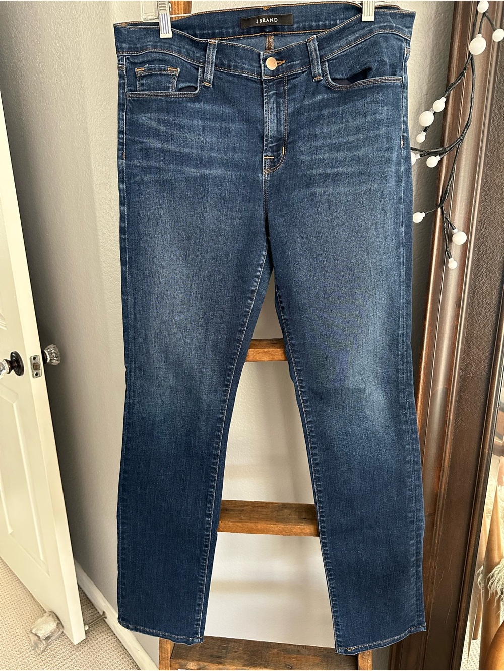 J Brand Straight Leg Jeans in Dark Blue Wash size 31